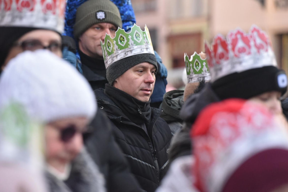 Orszak Trzech Króli 2026 w Toruniu. Zdjęcia z samego serca starówki