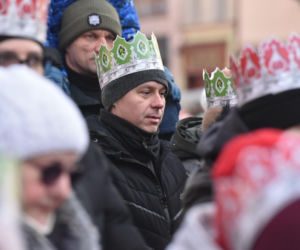 Orszak Trzech Króli 2026 w Toruniu. Zdjęcia z samego serca starówki