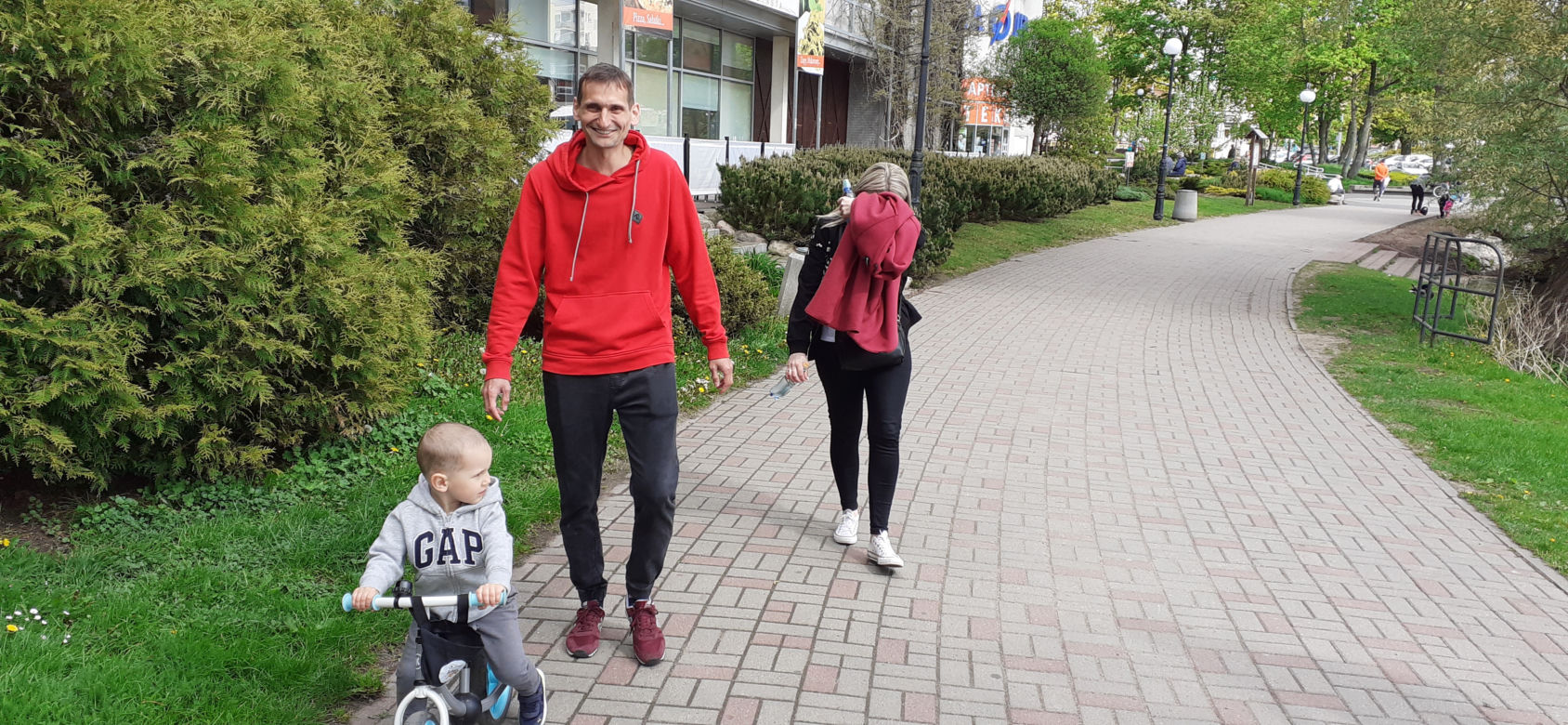 Przechodnie w Iławie bez maseczek oraz pierwsi klienci ogródków w restauracjach