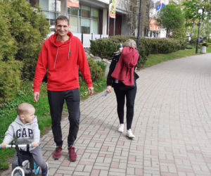 Przechodnie w Iławie bez maseczek oraz pierwsi klienci ogródków w restauracjach