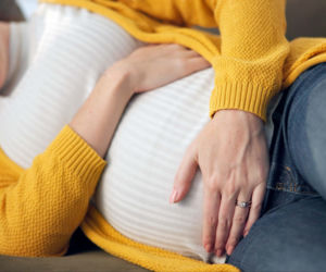 Nagły ból w pachwinie w ciąży. To może być 'błyskawica'