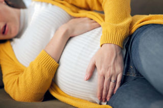 Nagły ból w pachwinie pod koniec ciąży? To może być „błyskawica”, a nie skurcze porodowe!