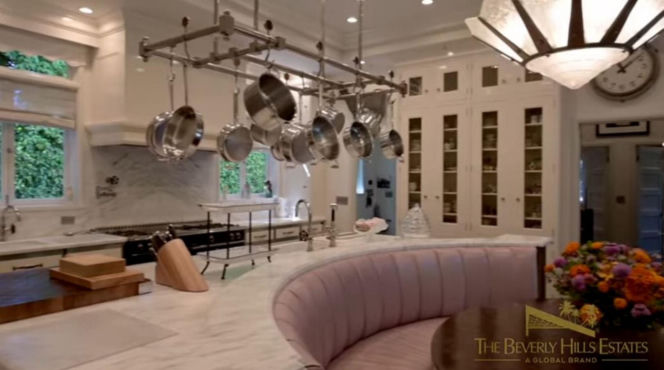 Słynna posiadłość Ozzy'ego Osbourne'a trafiła na sprzedaż! Gwiazdorski luksus za KOLOSALNĄ sumę!