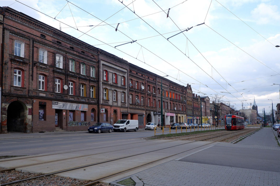 To jedno z najgęściej zaludnionych miast w Europie. Leży na Śląsku, nieopodal Chorzowa