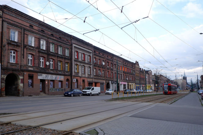 To jedno z najgęściej zaludnionych miast w Europie. Leży na Śląsku, nieopodal Chorzowa