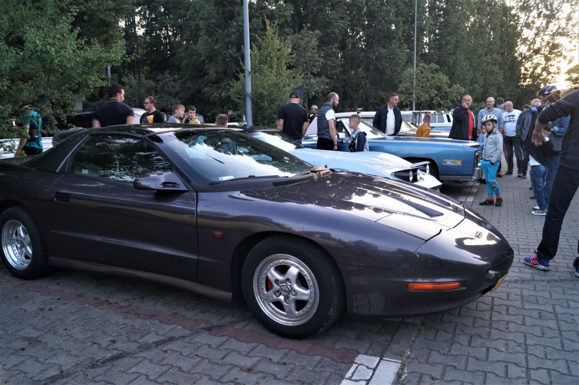 Bydgoskie Klasyki Nocą. Wyjątkowe auta zaparkowały pod Trobydem [ZDJĘCIA]