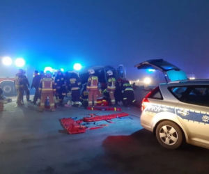 Kamieńsk: WYPADEK na Gierkówce! Bus UDERZYŁ w betonowe bariery, 5 osób RANNYCH! [FOTO]