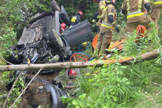 Auto spadło z wiaduktu. Lądował śmigłowiec LPR, dwie osoby nie żyją
