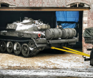 Katowice: Do kopalni Wujek wjechał czołg. To nowy eksponat muzealny [ZDJĘCIA]