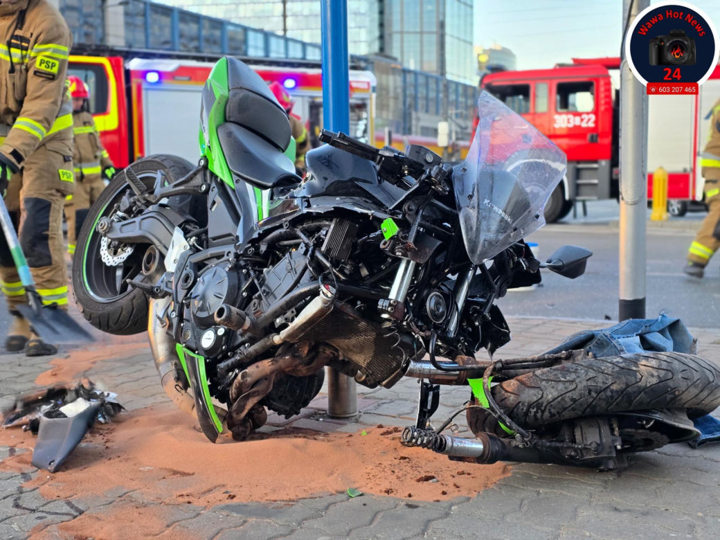  Wypadek na placu Starynkiewicza. Kierowca przewozu osób staranował motocyklistę 