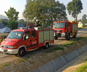Ropa. Dachowanie osobówki. Kierowca prawdopodobnie zasnął za kierownicą