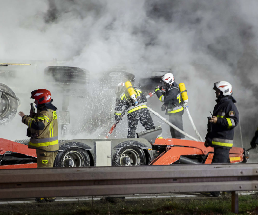 Zderzenie 5 pojazdów na A4. Paliła się ciężarówka! [ZDJĘCIA]