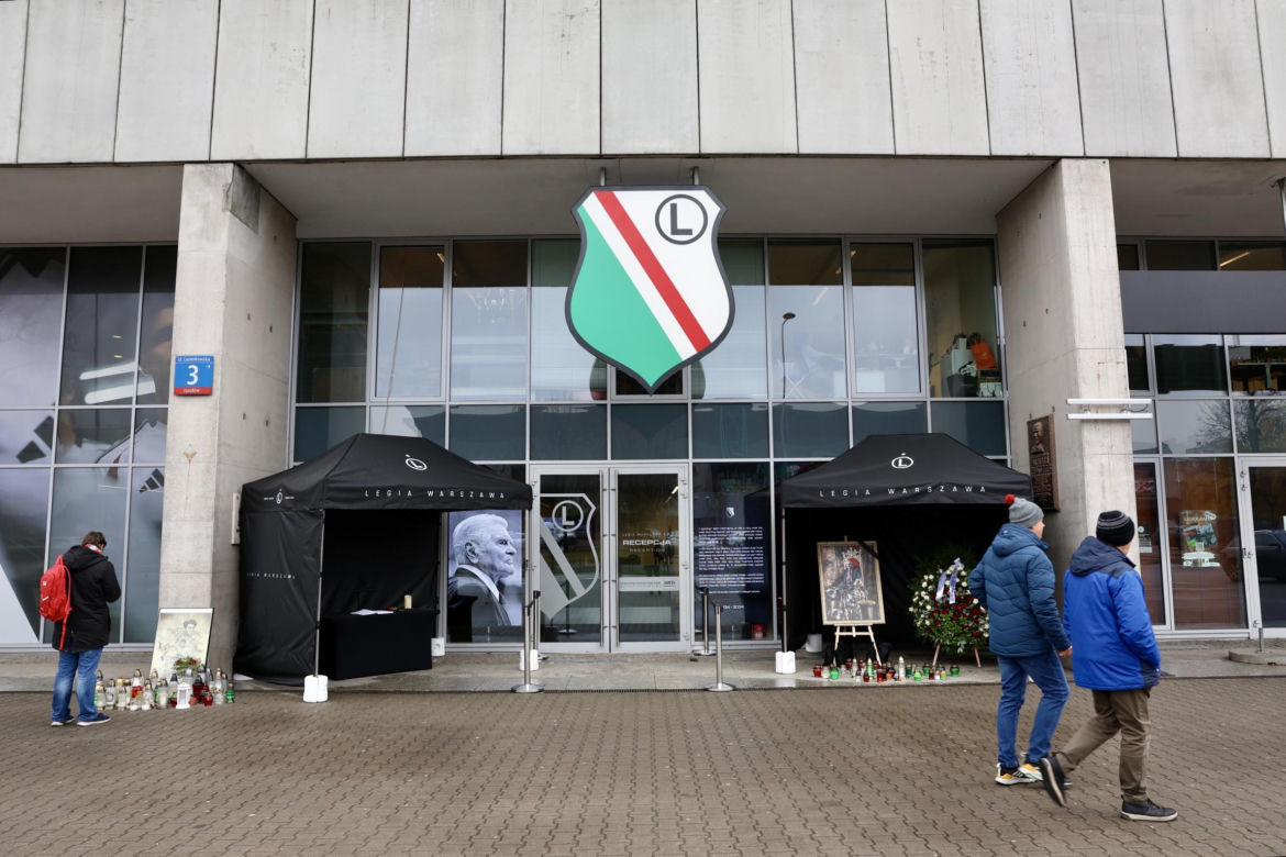 Legia żegna Lucjana Brychczego. Znicze pod stadionem