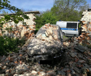 Niecodzienny wypadek w Jarosławiu na Podkarpaciu: Rozpędzone audi uderzyło w klasztor