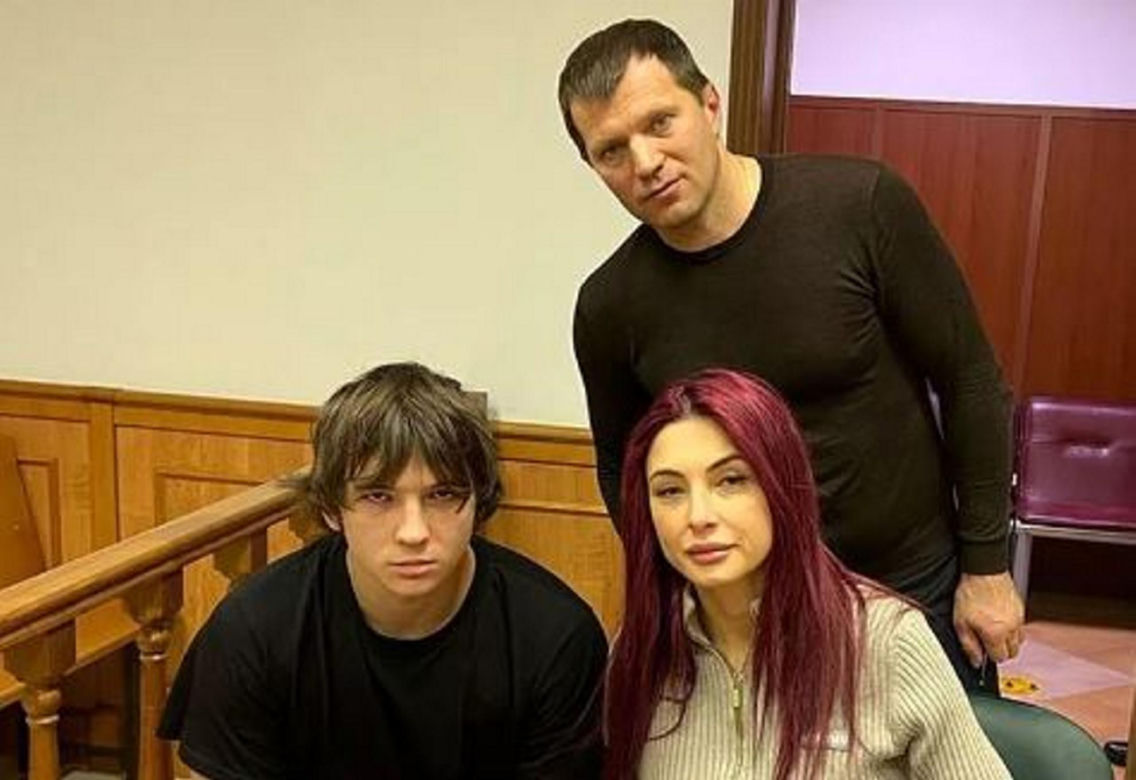 Raper imprezował w samej skarpecie na penisie! Putin srogo go pokarał