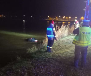 19-latek nie zapanował nad autem i wjechał do stawu. Interweniowali nurkowie!