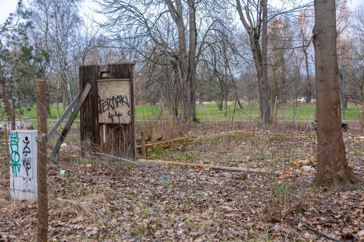 Rozebrane domki fińskie na Polu Mokotowskim w Warszawie