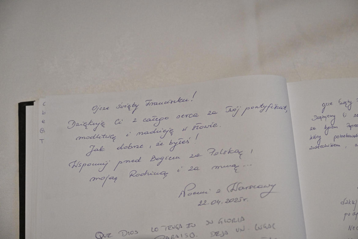 Warszawa żegna papieża Franciszka. Poruszające wpisy w Archikatedrze 
