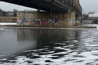 Dzieci weszły na lód na Odrze. Sekundy od tragedii we Wrocławiu