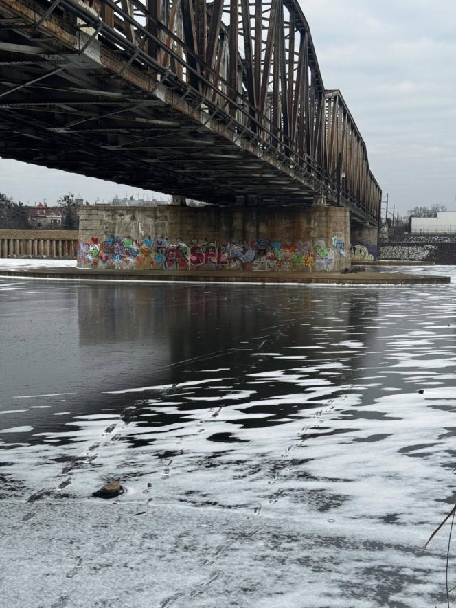 Dzieci weszły na lód na Odrze. Sekundy od tragedii we Wrocławiu