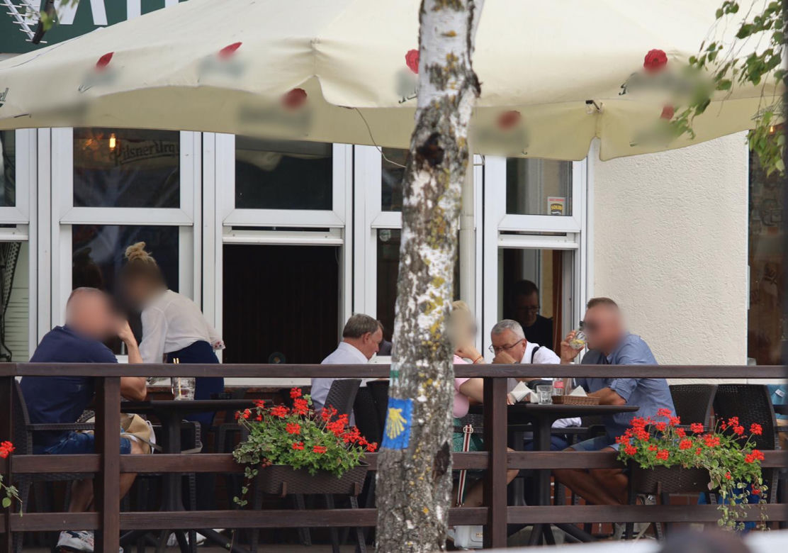 Minister Adamczyk podpisał umowę i poszedł na rybkę