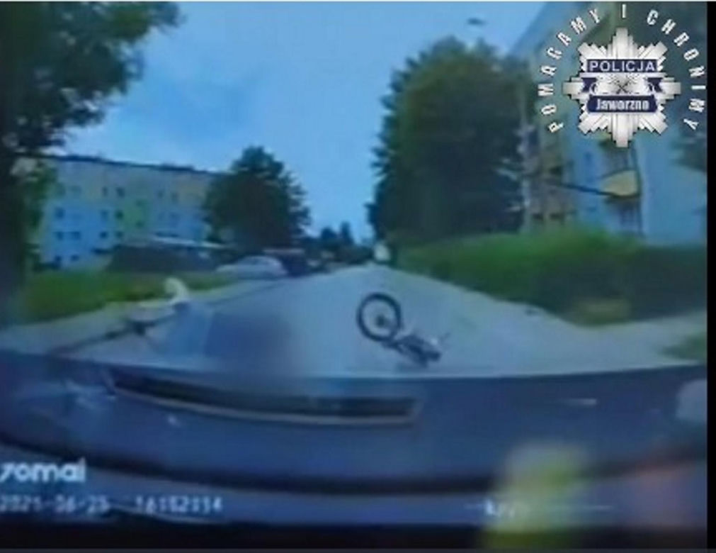 7-latek na rowerze wjechał pod samochód! Dziecko było bez opieki