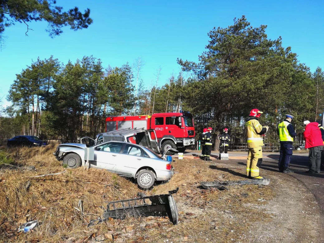 Wypadek na ul. Kościuszki w Siemiatyczach. Zderzenia busa z audi. Dwie osoby zabrane do szpitala [ZDJĘCIA]