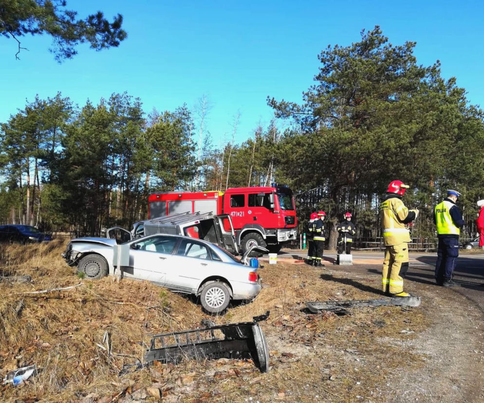 Wypadek na ul. Kościuszki w Siemiatyczach. Zderzenia busa z audi. Dwie osoby zabrane do szpitala [ZDJĘCIA]