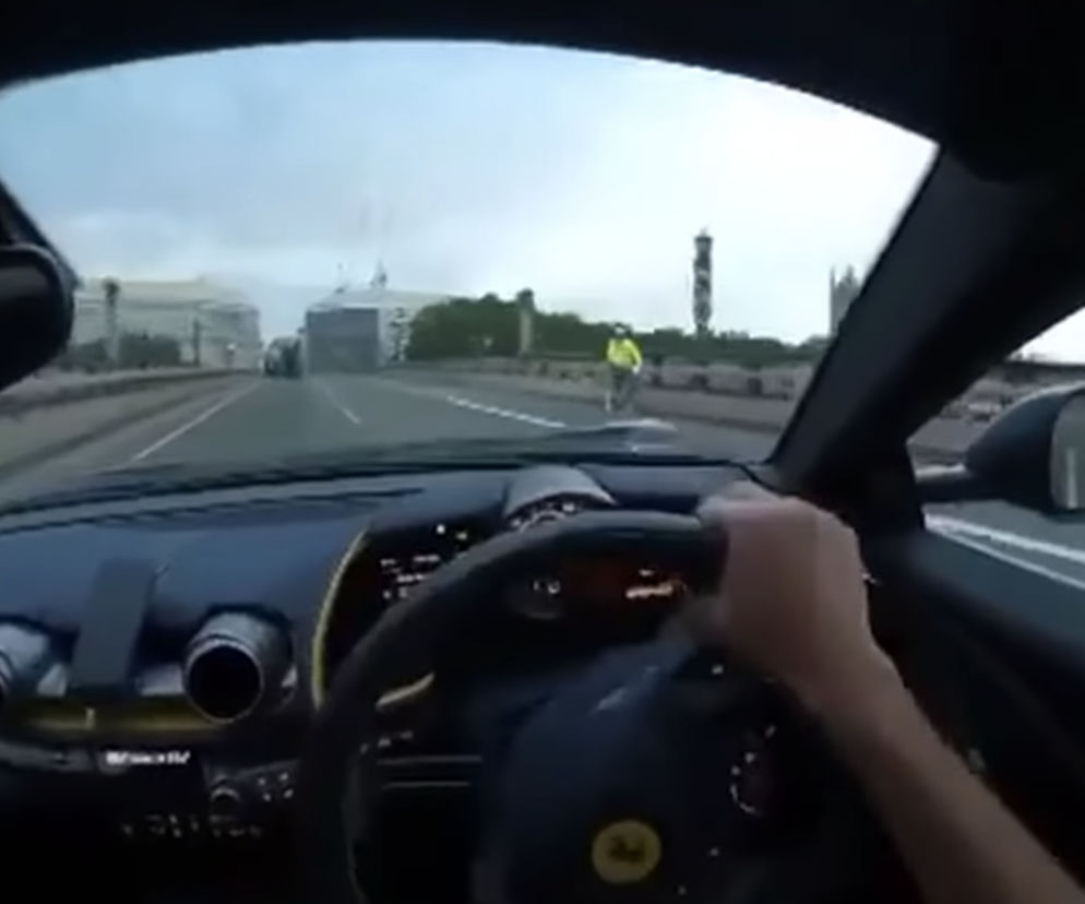 Rozwalił Ferrari 812 na moście