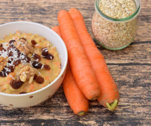 Owsianka marchewkowa jak ciasto marchewkowe – kremowa, rozgrzewająca i gotowa w 10 minut