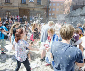 Pierze zasypało Kraków! Za nami wielka bitwa na poduszki! [GALERIA ZDJĘĆ]