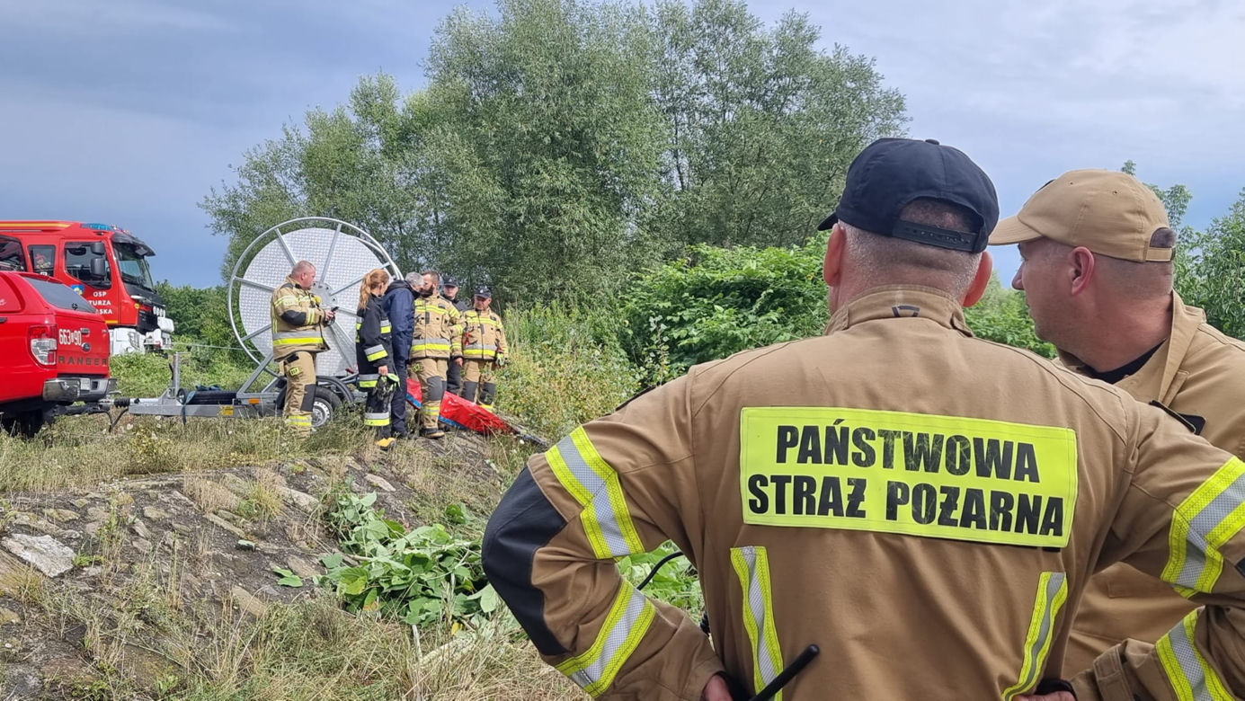 Strażacy rozciągnęli specjalną zaporę. Ma wyłapywać martwe ryby płynące z Czech