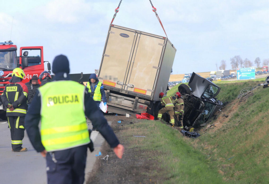 Straszny wypadek na autostradzie A4. Bus przygnieciony przez ciężarówkę, trzy osoby nie żyją 