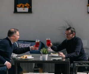 Premier Mateusz Morawiecki i Prezydent Andrzej Duda na piwie, na Mierzei Wiślanej   