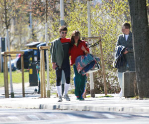 Maciej Musiał nad morzem z deską