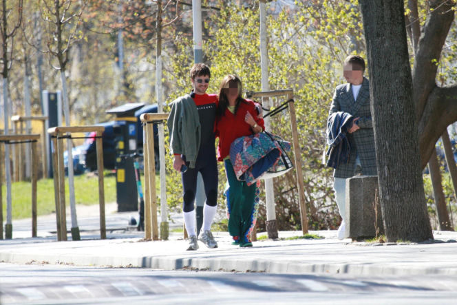 Maciej Musiał nad morzem z deską
