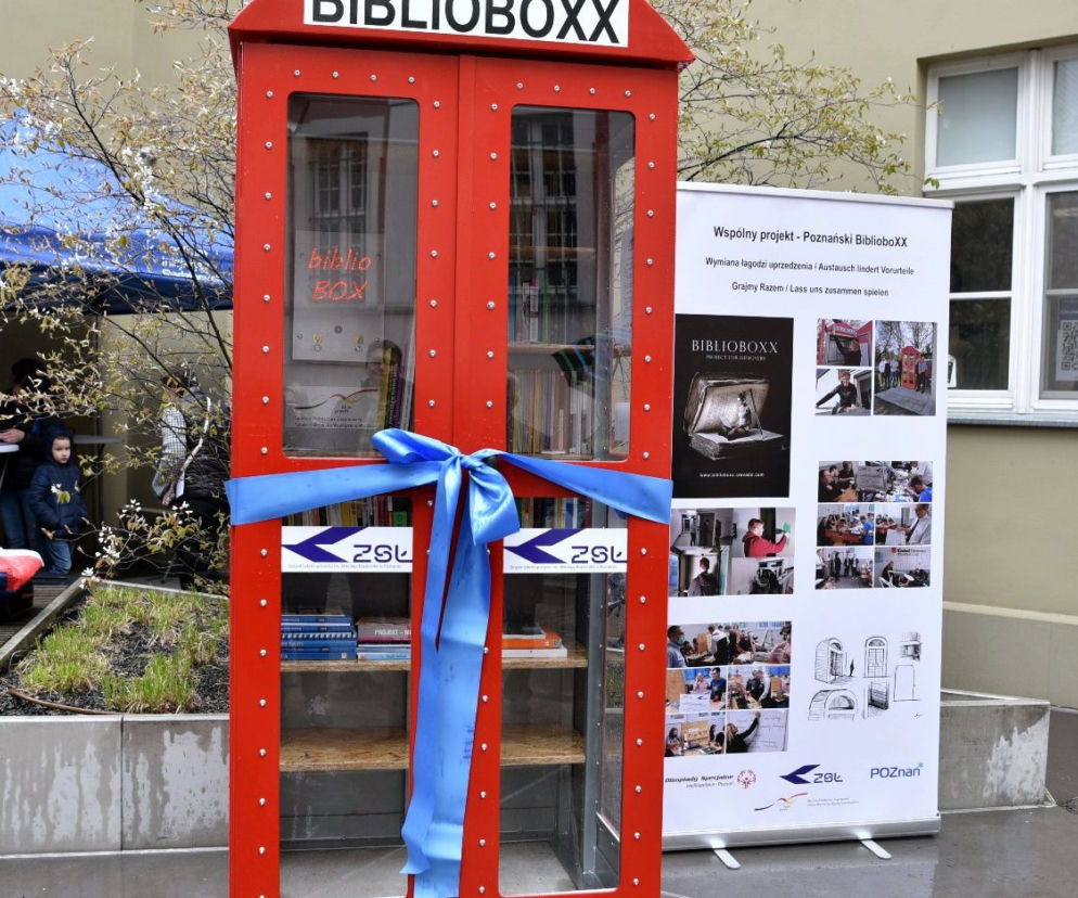 Nietypowa biblioteka na ulicach Poznania. Wygląda, jak budka telefoniczna!