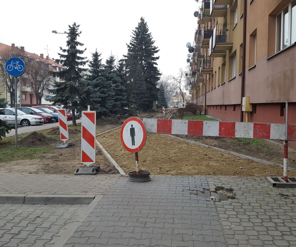Budują ściężkę rowerową rzy ul. Dąbrowskiego w Lesznie