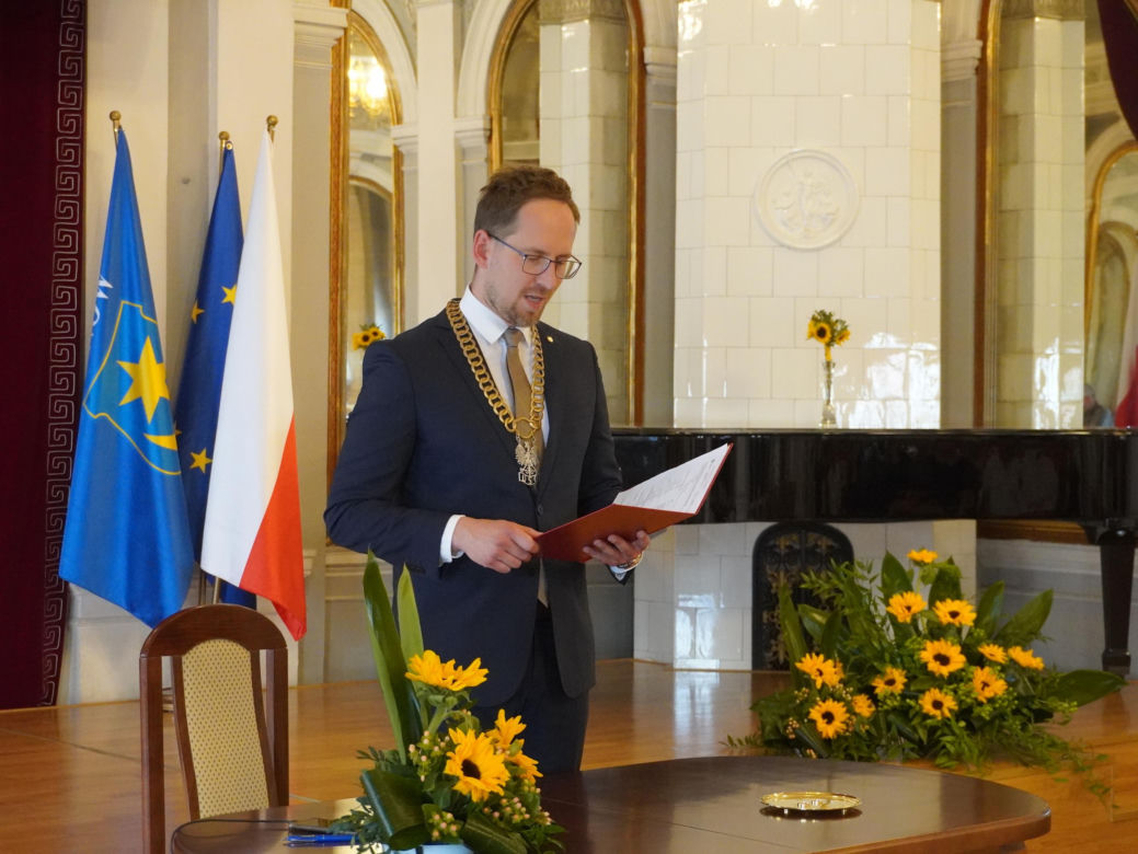 Prezydent Tarnowa udzielił ślubu. Anna i Mariusz powiedzieli sobie „tak” w Sali Lustrzanej