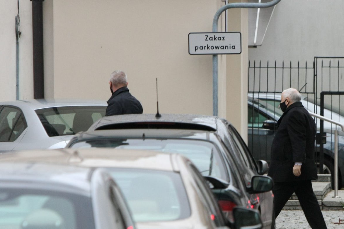 Jarosław Kaczyński. 4 samochodami do kościoła