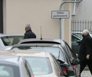 Jarosław Kaczyński. 4 samochodami do kościoła