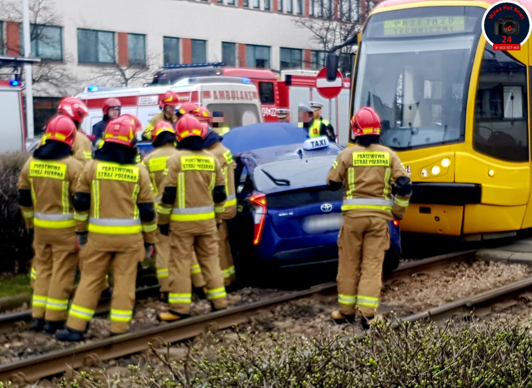 Taksówka z pasażerem zmieciona przez rozpędzony tramwaj! Groźny wypadek w centrum Warszawy