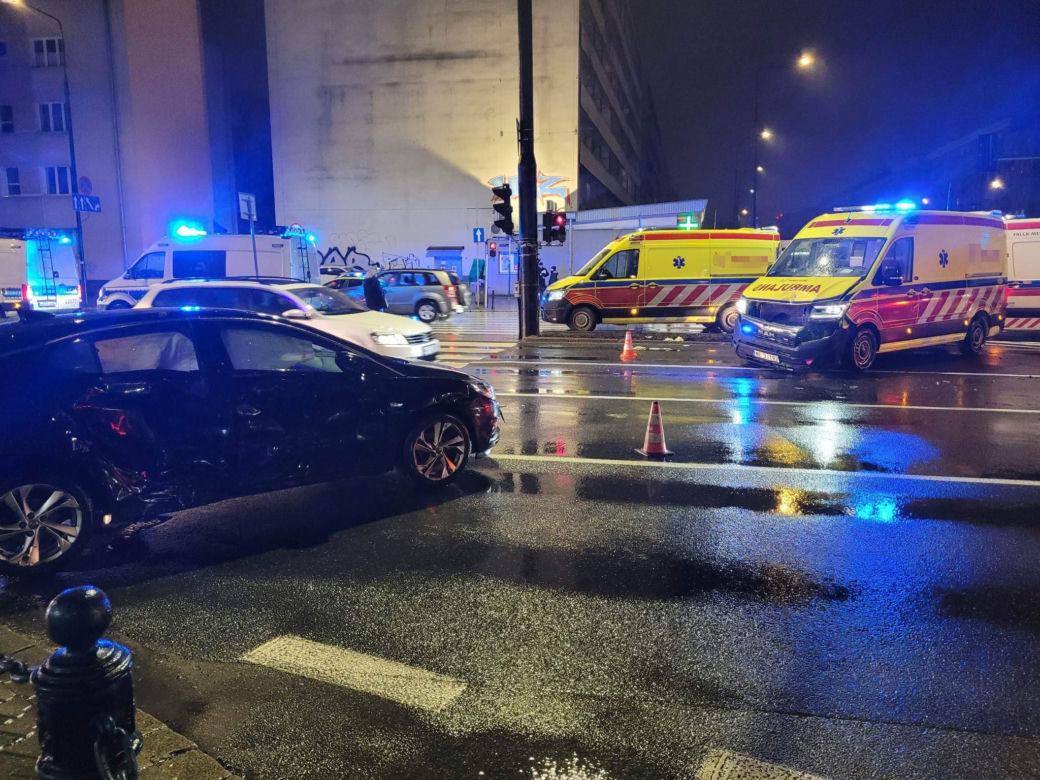 Warszawa. Prywatna karetka na sygnale huknęła w osobówkę. Jedna osoba trafiła do szpitala