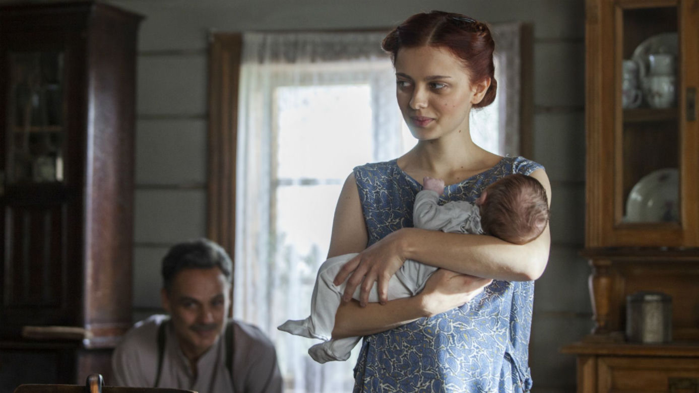 Stulecie Winnych 2 sezon, odc. 20: Ania (Weronika Humaj) z synem Michałem, Stanisław (Jan Wieczorkowski)