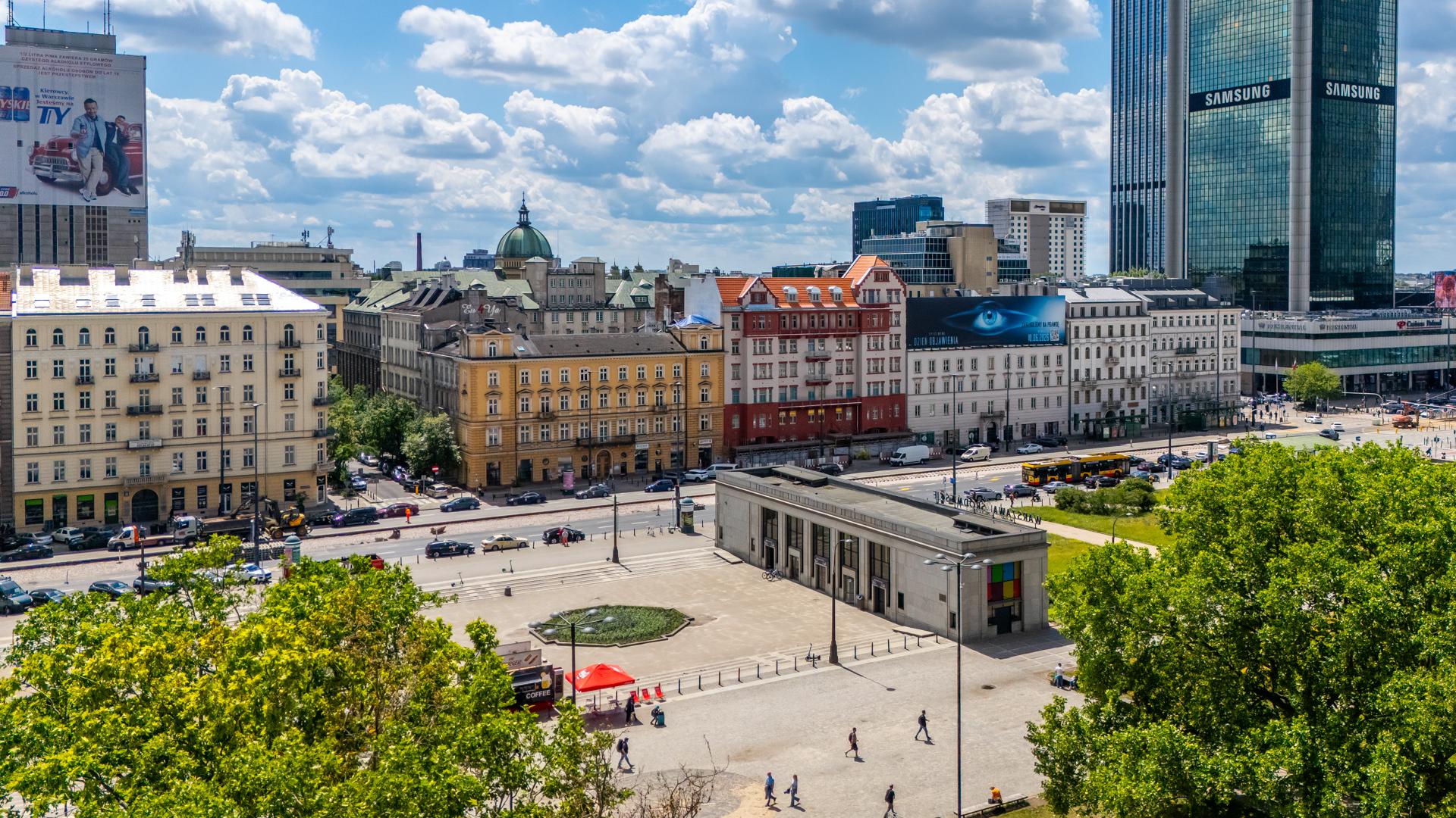 Południowa pierzeja Alej Jerozolimskich w centrum Warszawy