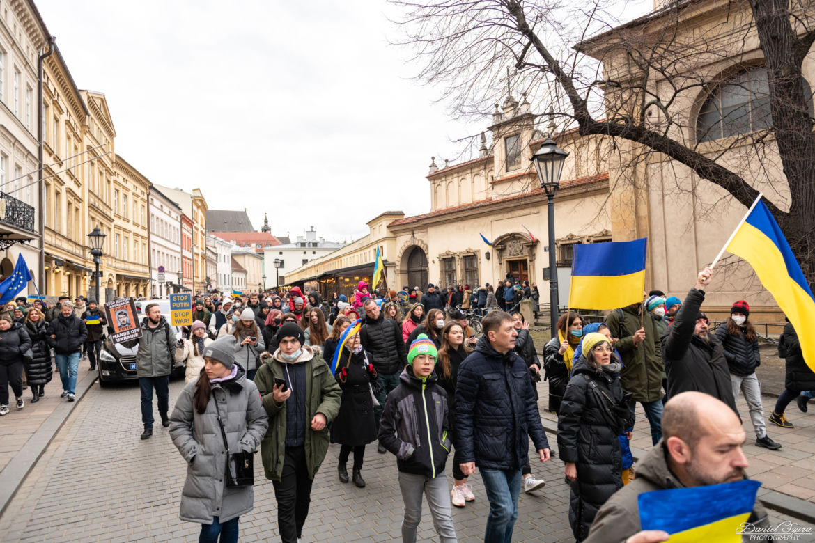 Kraków solidarny z Ukrainą! Wielka manifestacja na Rynku Głównym [ZDJĘCIA]