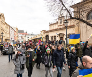 Kraków solidarny z Ukrainą! Wielka manifestacja na Rynku Głównym [ZDJĘCIA]