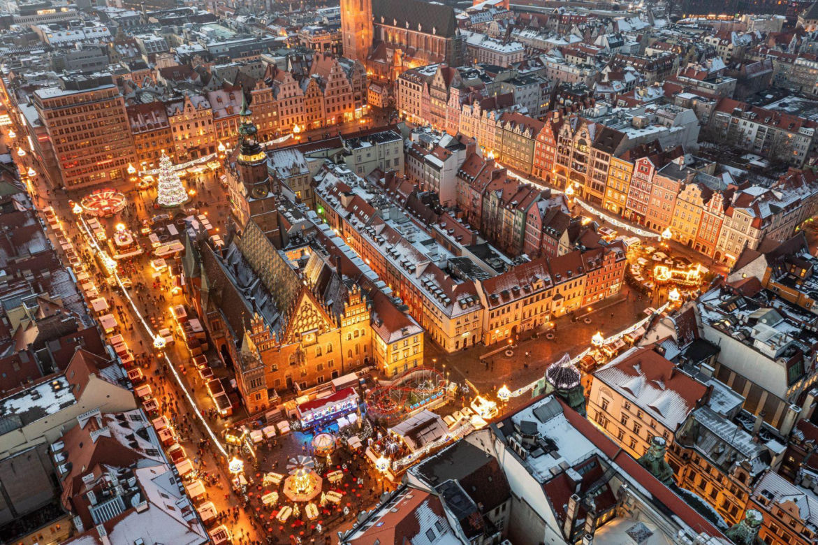 Idą święta! We Wrocławiu montują iluminacje. Na ulicach gwiazdy, śnieżynki i pająki 