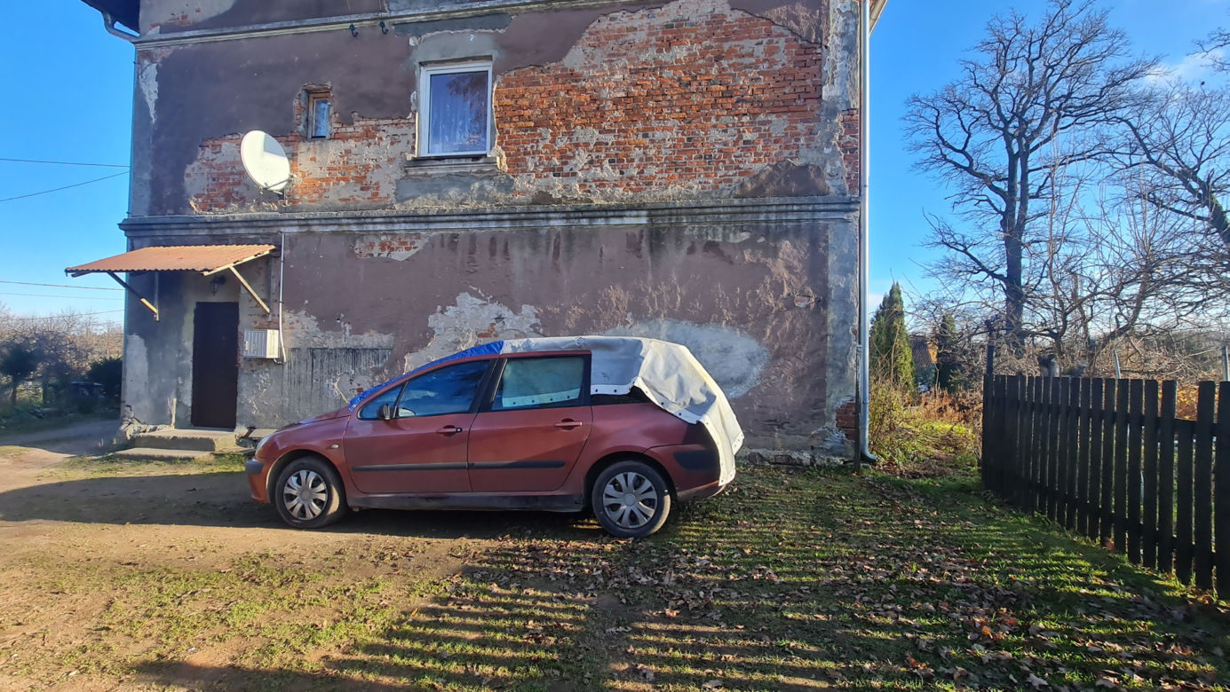 Dawid to człowiek-demolka. Wybijał szyby w samochodach i budynkach