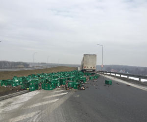 Utrudnienia na A4. Na jezdnię rozsypały się skrzynki z piwem [ZDJĘCIA]